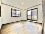バルコニーに面した明るくて、風通しの良い心地よい洋室です。
