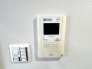 シンプルな壁に、最新のインターホンがスマートに佇む空間