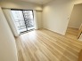 温かみのある木目調の床が、心地よい広がりを感じさせる空間。