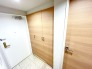 木目調の建具が心地よい、整然とした空間