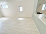 2号棟 柔らかな色合いが心地よい調和を生み出し、日々の暮らしに穏やかな安らぎをもたらす洗練された空間です。