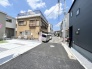 2号棟 新旧の建物が調和する落ち着いた街並みの中で、穏やかな日常の風景が広がっています。