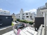 2号棟 見晴らしの良い開放感とともに、穏やかな街並みの広がりを感じる落ち着いた日常の風景。