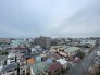 広がる街並みを穏やかな空が優しく包み込む開放的な眺望。