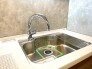ステンレスのシンク。洗い物がしやすい深いタイプですので、片付けもきっとはかどります。
