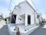 白と黒のコントラストが洗練された印象を与え、街並みに調和するモダンな佇まいの住まいです。