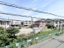 空が大きく広がり、穏やかな時間が流れる落ち着いた街並みの景色が日常に安らぎを添えてくれます。