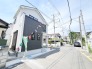 モノトーンの配色が洗練された印象を与える、周囲の街並みと調和したモダンな佇まいの外観です。
