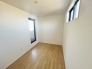 今からここを誰のお部屋にしようか、そんな洋室です。
