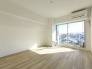 大事な日当たりは、大きな窓から。誰のお部屋にしましょう。
