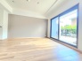 濃いめの木目調が、白い壁紙にマッチして木の暖かさを演出してます。
