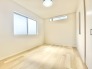 自然な光が広がり、穏やかな時間が流れる部屋
