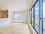 窓から清々しい光が室内へ広がり、開放感にあふれた心地よい寛ぎの時間をお過ごしいただけます
