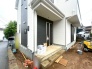 モダンな住宅が、新たな暮らしを迎える準備をしています。