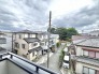落ち着いた住宅街の風景が広がり、穏やかな日常の気配を感じられる眺望です。