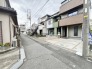 落ち着いた住宅街の中にあり、日々の生活に心地よい安らぎを感じさせる整った街並みです。