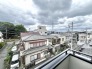視界を遮るもののない開放的な風景が広がり、日々の暮らしに心地よいゆとりと落ち着きをもたらしてくれます。