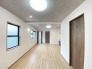 広がりを感じさせる明るい空間に、温もりある床材が調和する住まい