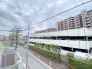 静かな環境に溶け込む、落ち着いた日常を彩る住まい。