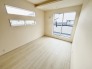 大事な日当たりは、大きな窓から。誰のお部屋にしましょう。
