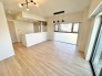 温かみのある床材が心地よい、広々とした開放感のある空間