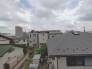 空の広がりを感じながら、落ち着いた日常の風景を眺める穏やかな時間が流れます。