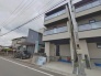 洗練された直線のデザインが街並みに馴染み、日々の暮らしに心地よい調和をもたらす外観です。