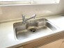 ステンレスのシンク。洗い物がしやすい深いタイプですので、片付けもきっとはかどります。
