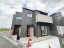 2号棟 洗練されたダークトーンの外観が、街並みの中で落ち着きと存在感を放つ住まいです。