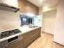 手を伸ばせばそこに収納が。安定した使用感の吊戸棚つきのキッチン空間。

