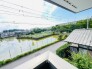 窓の外に広がる豊かな緑が、日々の暮らしに穏やかな安らぎをもたらしてくれます。