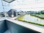 穏やかな水の風景を望む、視界の開けた開放的な眺望が日々の暮らしに安らぎを添えてくれます。