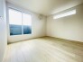 壁面の余白と木目の質感が調和し、日々の暮らしに静かな安らぎをもたらす心地よい空間です。
