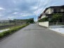 穏やかな住宅街の空気が流れる、落ち着いた街並みと開放感のある周辺環境です。