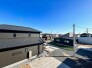 広がる空の下、穏やかな街並みに溶け込む住まい