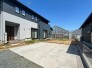 広々とした空の下、穏やかな時間が流れる住まい。