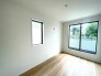 大事な日当たりは、大きな窓から。誰のお部屋にしましょう。

