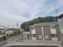 空を広く仰ぎ見るのどかな住宅街に調和する、落ち着いた佇まいの外観です。