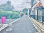 周囲の緑が季節の移ろいを感じさせ、日常に穏やかな安らぎをもたらしてくれる閑静な住環境です。