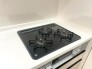 お掃除のしやすいフラットタイプの３口コンロです
