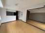 窓からの自然光が、部屋全体を明るく彩ります
