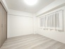 今からここを誰のお部屋にしようか、そんな洋室です。
