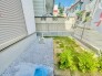 小さなお庭はメンテナンスが楽でちょうど良いかも知れませんね。
