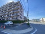 空が広がる開放的な街並みに溶け込む、落ち着いた佇まいの住まいが日々の暮らしに安らぎを与えてくれます。