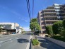 空が広く見渡せる穏やかな住環境に佇み、日々の暮らしに心地よい静けさをもたらす外観デザインです。