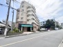 街並みに穏やかに溶け込み、日常の風景に落ち着きを添える端正な外観が日々の帰宅を温かく迎えてくれます。