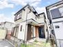 青空に映えるすっきりとした外観。街並みに馴染む落ち着いた佇まいが、日々の暮らしを穏やかに彩ります
