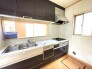 収納たっぷり。調理器具や調味料も出し入れしやすいですね。
