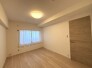 今からここを誰のお部屋にしようか、そんな洋室です。
