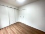濃いめの木目調が、白い壁紙にマッチして木の暖かさを演出してます。
